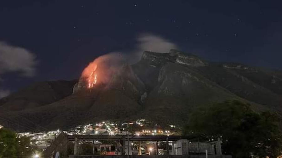Reportan incendio en el Cerro de la Silla en Nuevo León