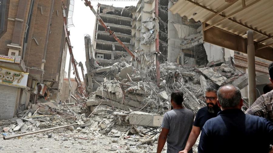 Al menos cinco muertos en el derrumbe de un edificio en Irán