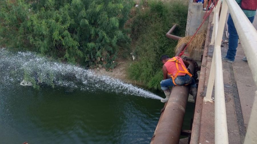 Reparó COMAPA fuga de agua potable sobre Puente Negro del Canal Anzalduas