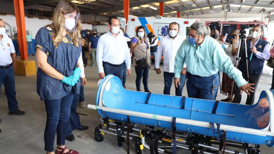 Recibe Alcaldesa donación de cápsulas de traslado para pacientes COVID-19