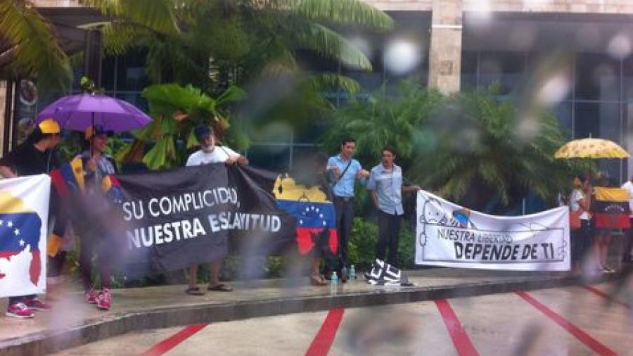 Se manifiestan venezolanos contra su gobierno, en Cancún