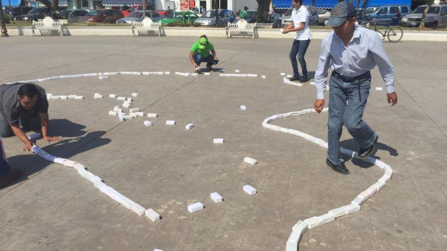 Maestros, padres y alumnos hacen colecta para ampliar salones de clase