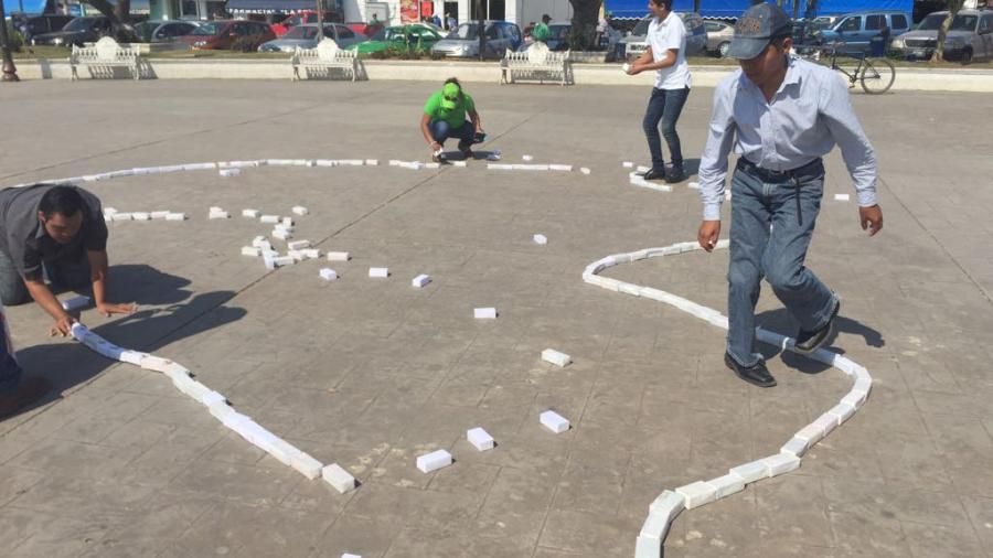 Maestros, padres y alumnos hacen colecta para ampliar salones de clase 