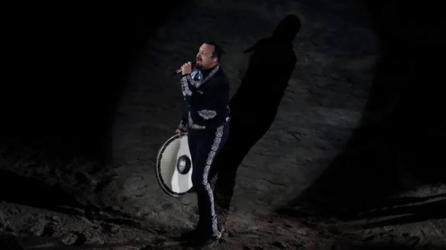 Rinde Pepe Aguilar homenaje a Vicente Fernández durante concierto en la CDMX