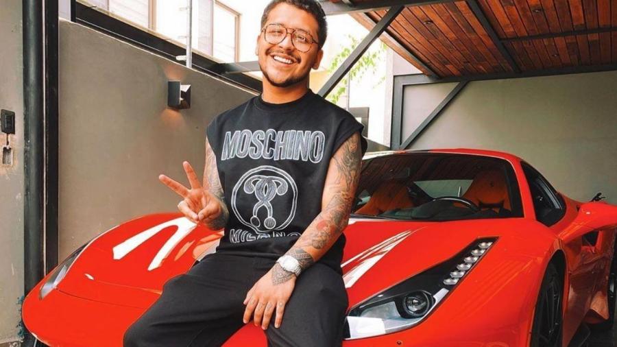 Chocan Ferrari de Christian Nodal en Tlajomulco 