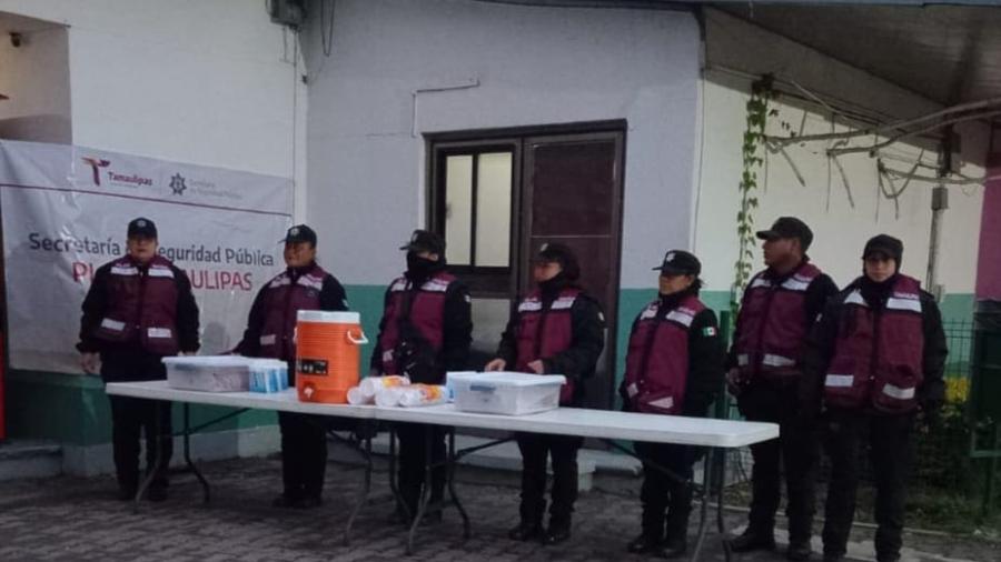 Entrega Guardia Estatal de Género alimentos y bebidas calientes a familias en hospitales de Ciudad Victoria