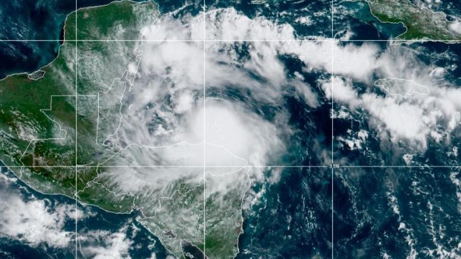 Huracán "Nana" toca tierra en Belice 