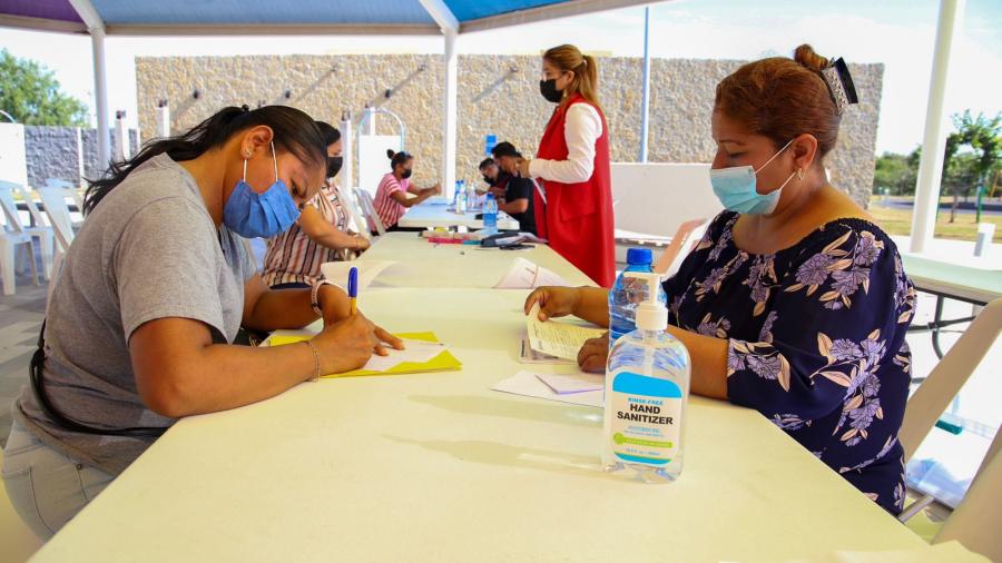 Entrega Gobierno de Carlos Peña Ortiz tarjetas de Becas a domicilio 