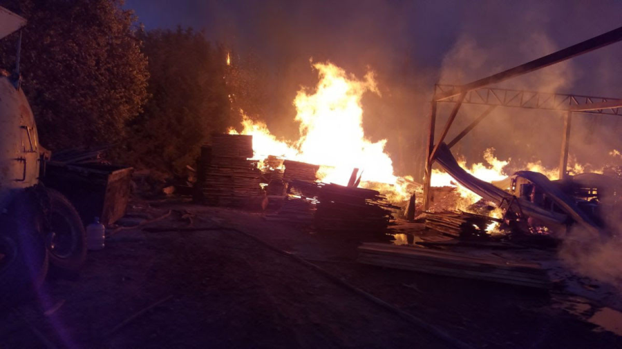 Gran incendio se registra en aserradero en Tenango, Edomex