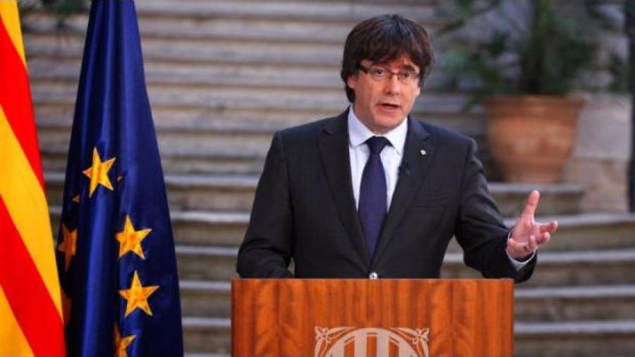 Pide Puigdemont "oposición pacífica" y desconoce cese