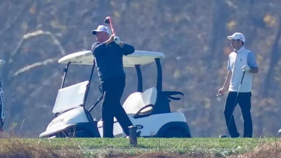 Tras derrota, visita Trump su campo de golf en Sterling, Virginia
