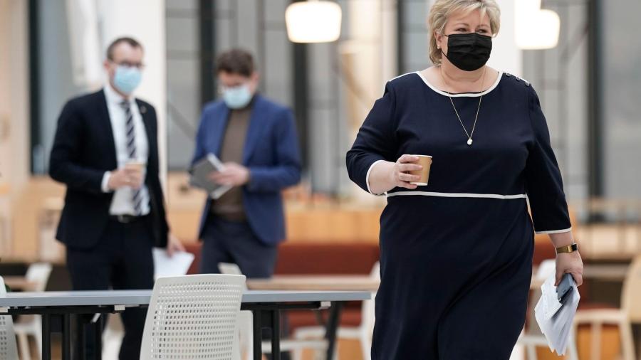 Noruega multa a la primera ministra por violar restricciones anti COVID-19