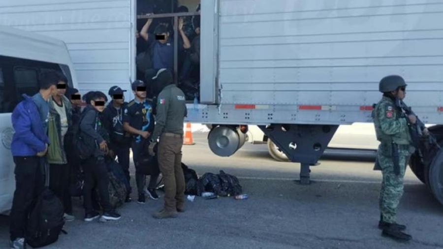 Localizan a más de 250 migrantes en tractocamión en Chihuahua