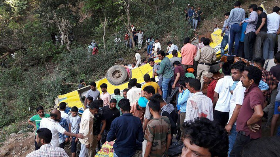 Mueren al menos 17 niños en un accidente de un autobús escolar en la India 