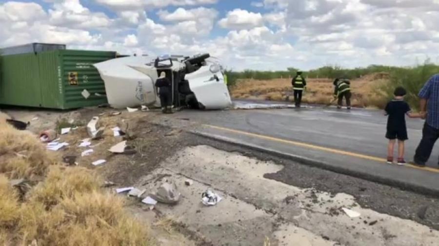 Chofer resulta lesionado tras volcar en la carretera Nacional, antes del Kilómetro 26