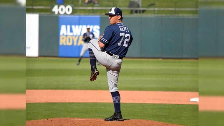 Debuta Gerardo Reyes en la MLB