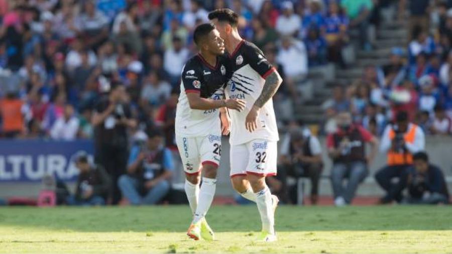 Lobos BUAP golea 3-0 a Cruz Azul 