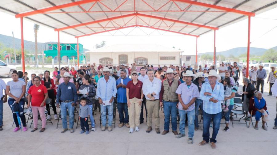 Cumple gobernador con pobladores del ejido Francisco Villa de Tula