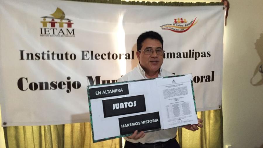 Entregan constancia de registro a Armamdo Martínez