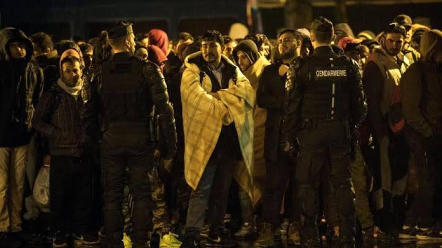 Francia desaloja campamentos de migrantes en París