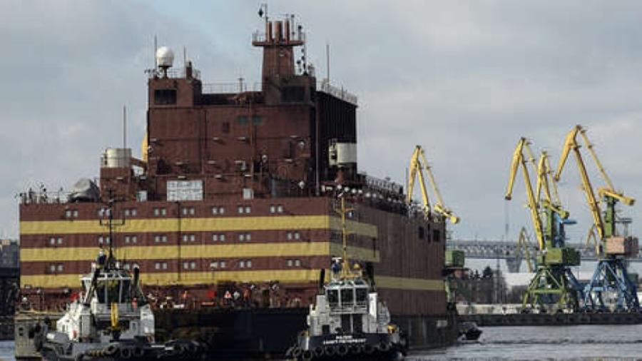 Rusia completa su central nuclear flotante para el Ártico