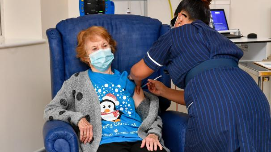 Mujer de 90 años del Reino Unido se convirtió en la primera persona en vacunarse contra el COVID-19