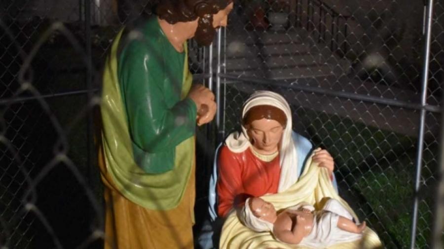 Enjaulan a la Sagrada Familia en “honor” a Trump