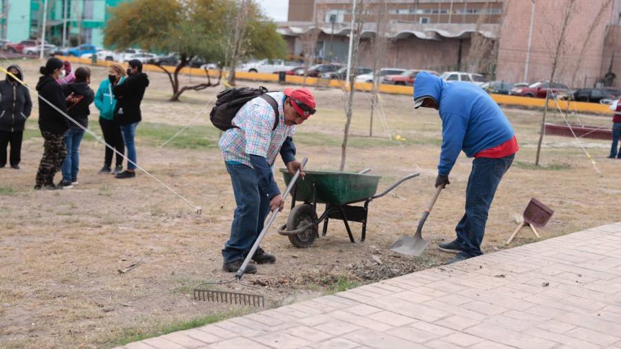 Brindan mantenimiento al parque Morelos con mega cuadrilla