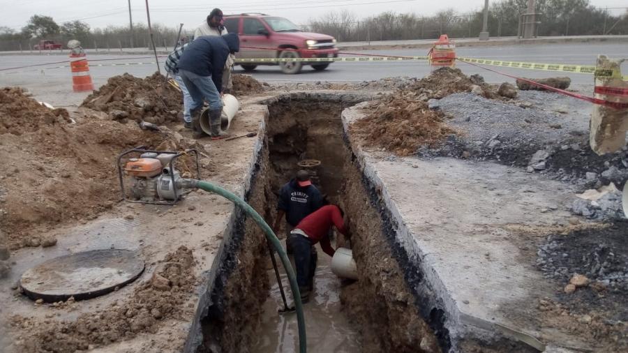 Repara COMAPA línea de agua en la colonia Almaguer