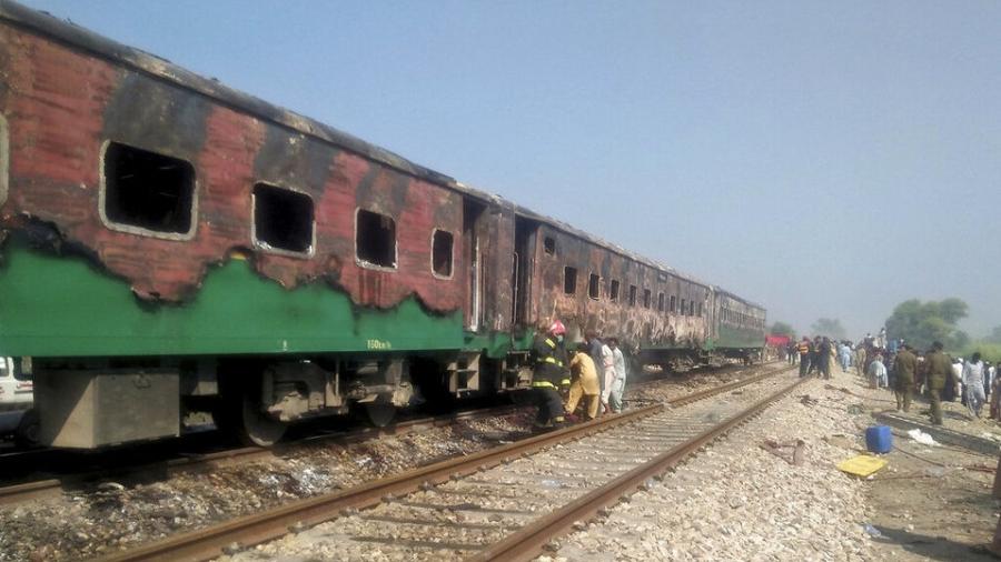 73 muertos tras incendio en tren en Pakistán