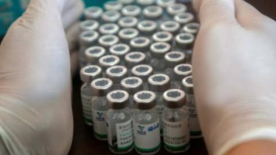 Detienen a enfermeras por robar 500 vacunas contra Covid-19