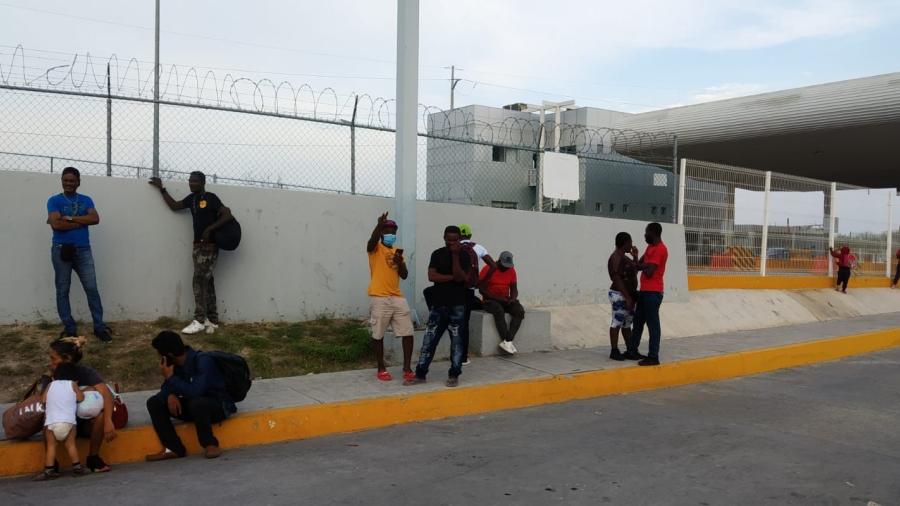Migrantes intentan cruzar a EEUU tras falsa alarma de apertura del puente