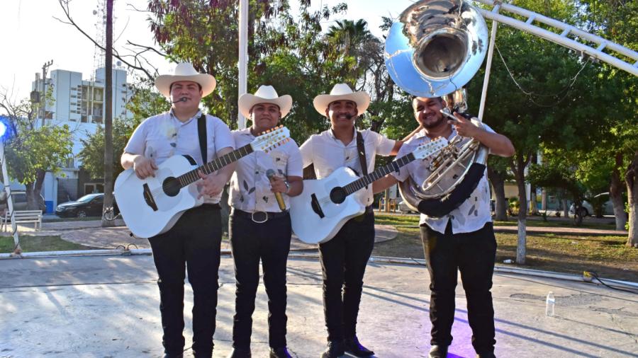 Alcalde Carlos Peña Ortiz festejó a papá a ritmo norteño