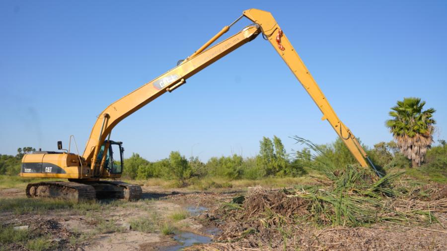 Refuerza Gobierno Municipal saneamiento del Laguito con limpieza de carrizo perimetral