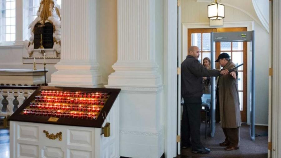 Iglesias en NY son blindadas con detectores de metal