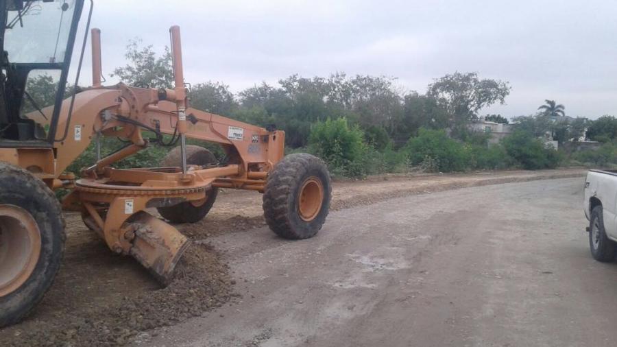 Realiza labores de motonivelación en el bordo norte del canal Rodhe
