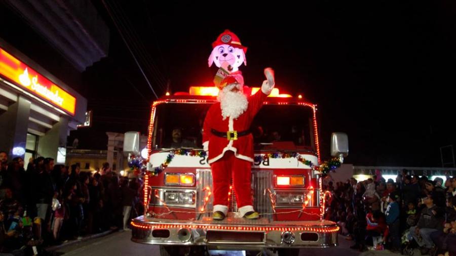 Disfrutan matamorenses de desfile y encendido de pino