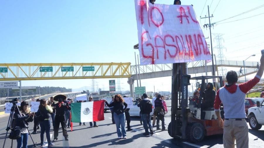 En protesta por el "gasolinazo" bloquean ambos sentidos de la México-Toluca