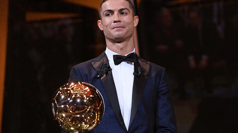 ¡Cristiano Ronaldo recibe su quinto Balón de Oro!