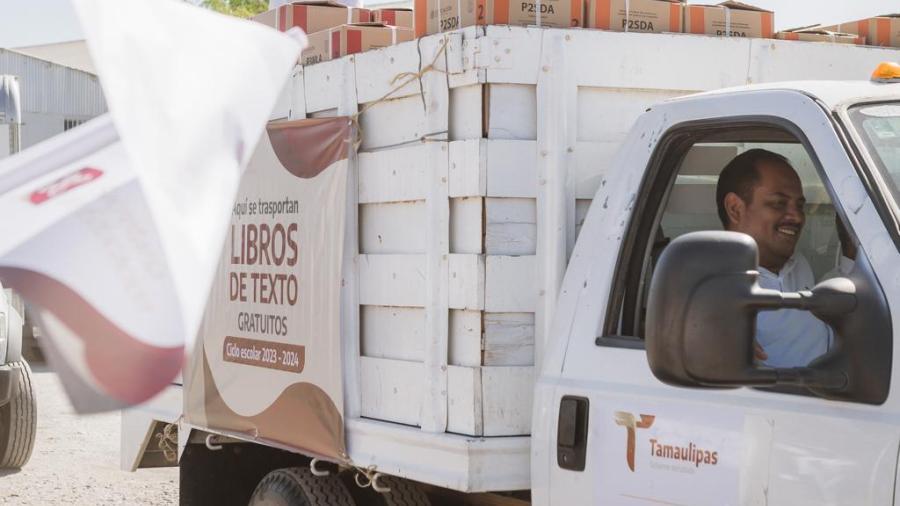 Dan banderazo a distribución de libros de texto gratuito para ciclo 2023-2024.
