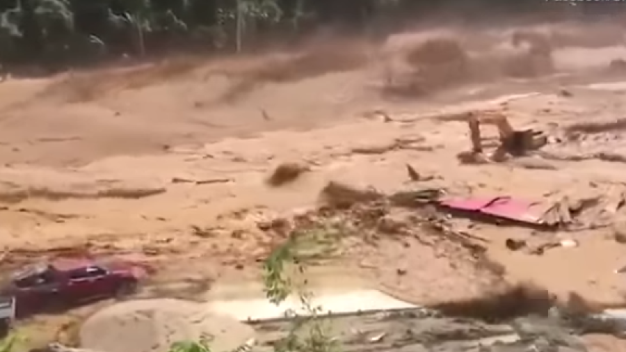 Colapsa presa y arrastra vehículos