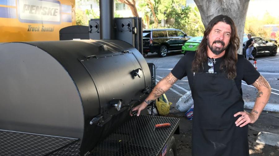Dave Grohl prepara asado para los bomberos en California