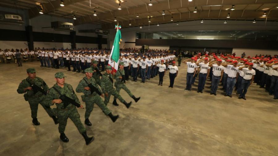 Reciben 600 jóvenes de clase 2000 y remisos su cartilla militar