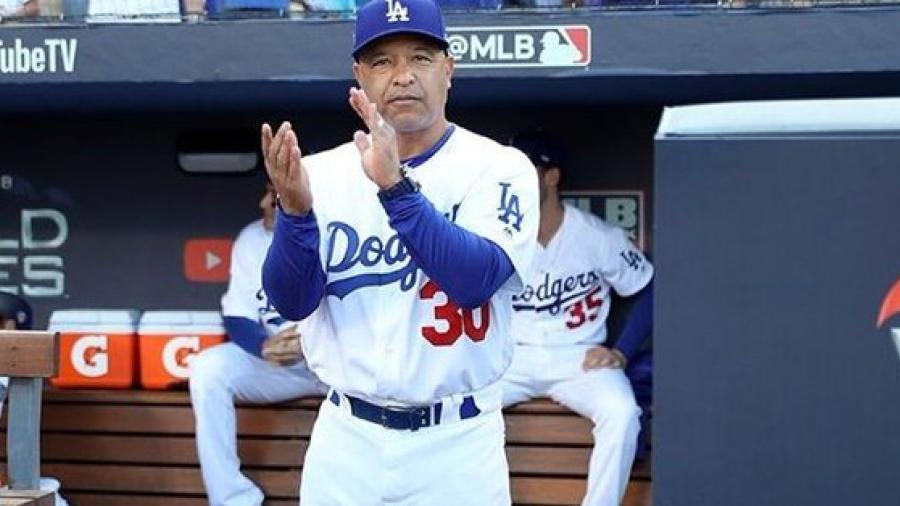 Renueva Dodgers al manager Dave Roberts 