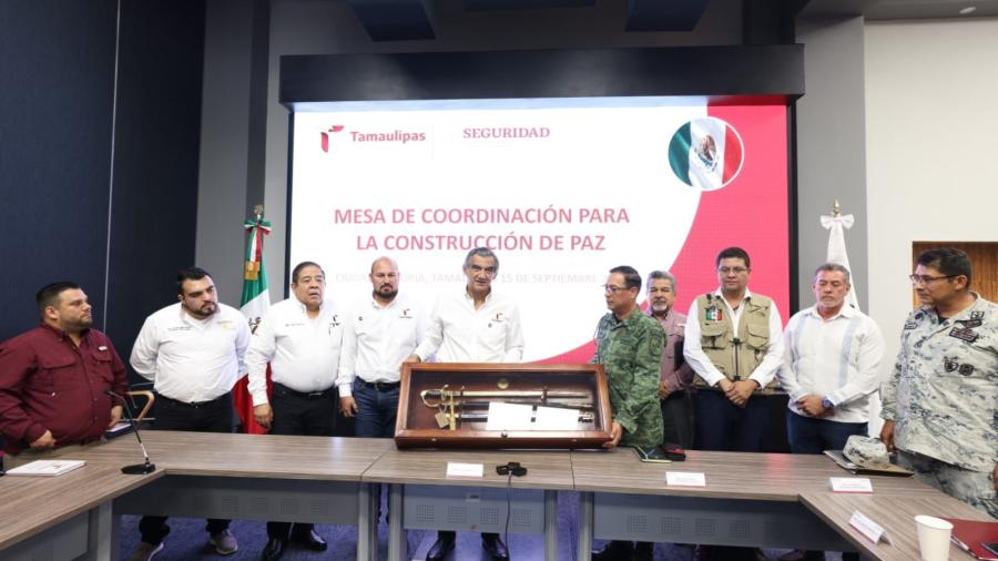 Mandos militares entregan a gobernador de Tamaulipas espada de mando de general