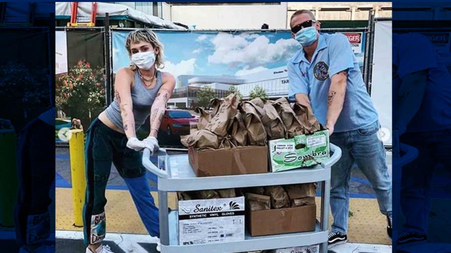 Miley Cyrus y Cody Simpson regalan tacos a personal médico