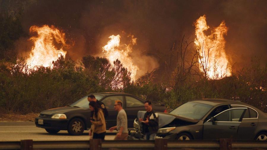 Tras incendios, desalojan a celebridades de sus viviendas en Los Ángeles