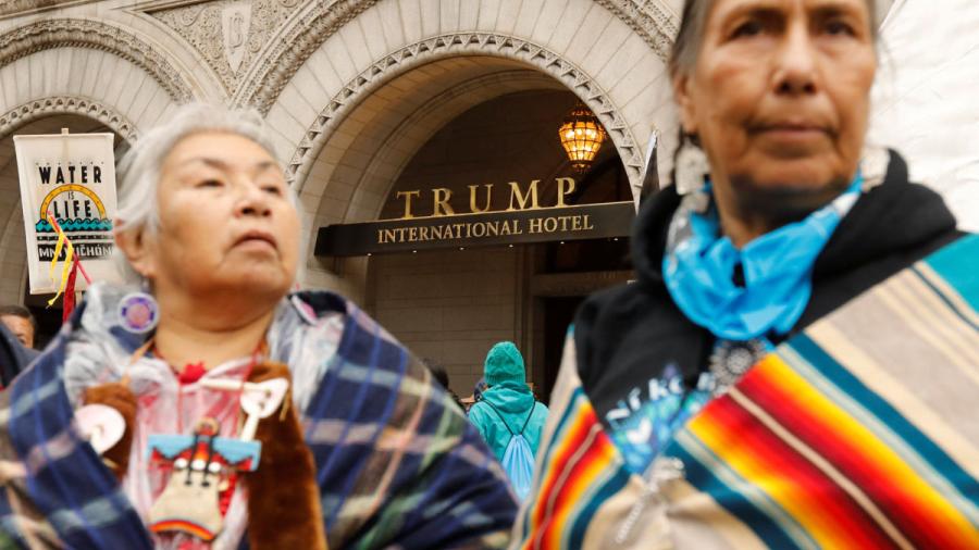 Protestan indígenas frente a la Casa Blanca contra la construcción de oleoducto