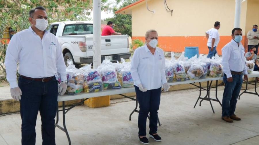 Distribuye Alma Laura Amparán apoyos alimentarios en zonas de atención prioritaria
