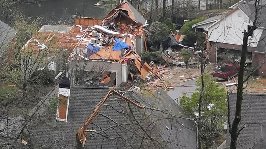 Suman cinco muertos por fuertes tornados que azotan Alabama